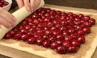 طرز تهیه شیرینی خوشمزه با خمیر هزارلا و گیلاس