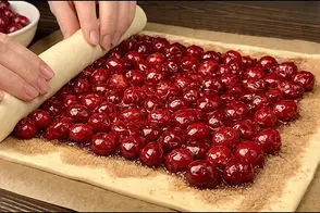 طرز تهیه شیرینی خوشمزه با خمیر هزارلا و گیلاس
