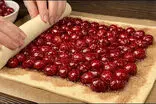 طرز تهیه شیرینی خوشمزه با خمیر هزارلا و گیلاس