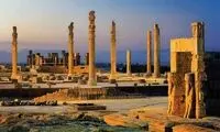 یک زوج ایرانی در تخت‌جمشید دهه ۵۰