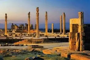 یک زوج ایرانی در تخت‌جمشید دهه ۵۰