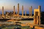 یک زوج ایرانی در تخت‌جمشید دهه ۵۰