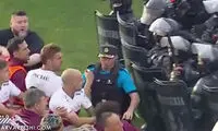خالی کردن اسپری فلفل در صورت بازیکنان توسط پلیس!