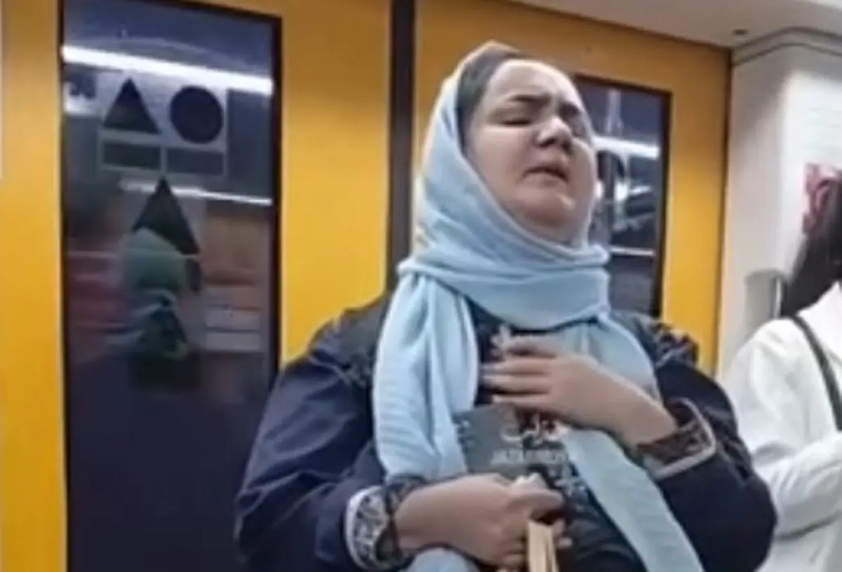 صدای جادویی زن نابینا در متروی تهران جلب توجه کرد