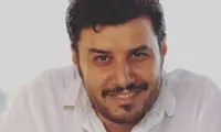 فرار تماشایی جواد عزتی از دست هواداران افراطی‌اش!