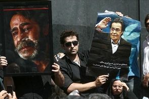 ویدیو قدیمی از مراسم تشییع پیکر خسرو شکیبایی 