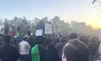 مرثیه مردم عزادار در مقابل سردر دانشگاه تهران