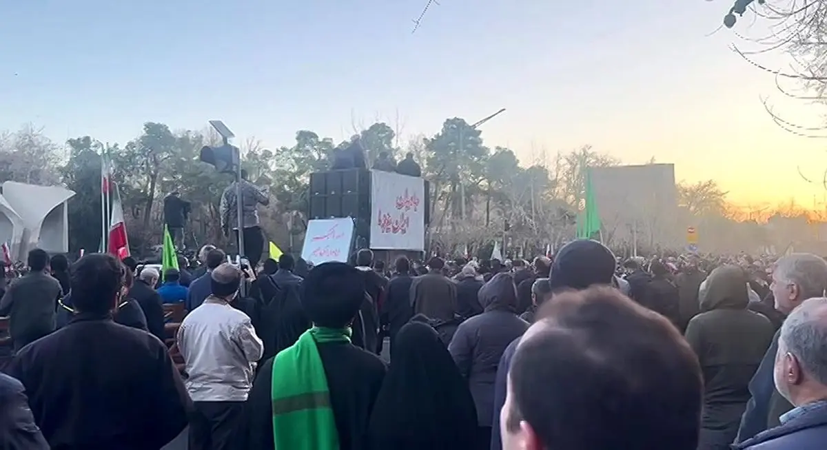 مرثیه مردم عزادار در مقابل سردر دانشگاه تهران