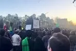 مرثیه مردم عزادار در مقابل سردر دانشگاه تهران
