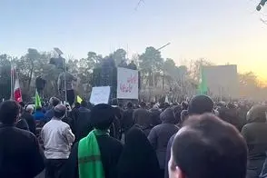 مرثیه مردم عزادار در مقابل سردر دانشگاه تهران