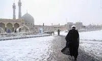 تصاویری از حضور متفاوت طلاب در معابر برفی 