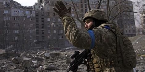 لحظه سرقت تفنگ‌ نیروهای روسی توسط یک اوکراینی 