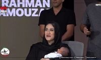 ویدئویی احساسی از تبریک همسر رحمان عموزاد همراه با نوزادشان
