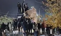 شورشیان سوریه، مجسمه اسد را پایین کشیدند