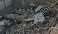 لحظه ترسناک عبور یک تخته سنگ از وسط خانه!