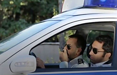 سکانس بمب خنده هادی کاظمی و محمدرضا هدایتی در ماشین پلیس!
