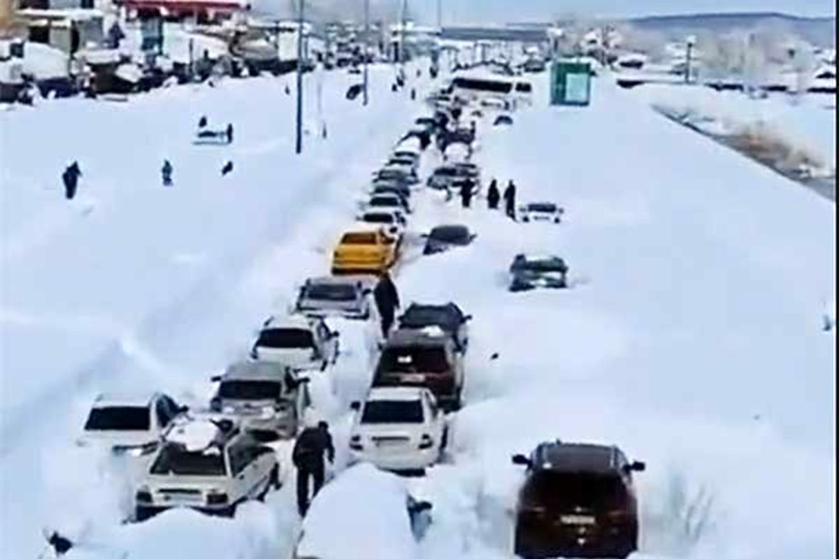 اتوبان ساوه - تهران در پی بارش برف قفل شد