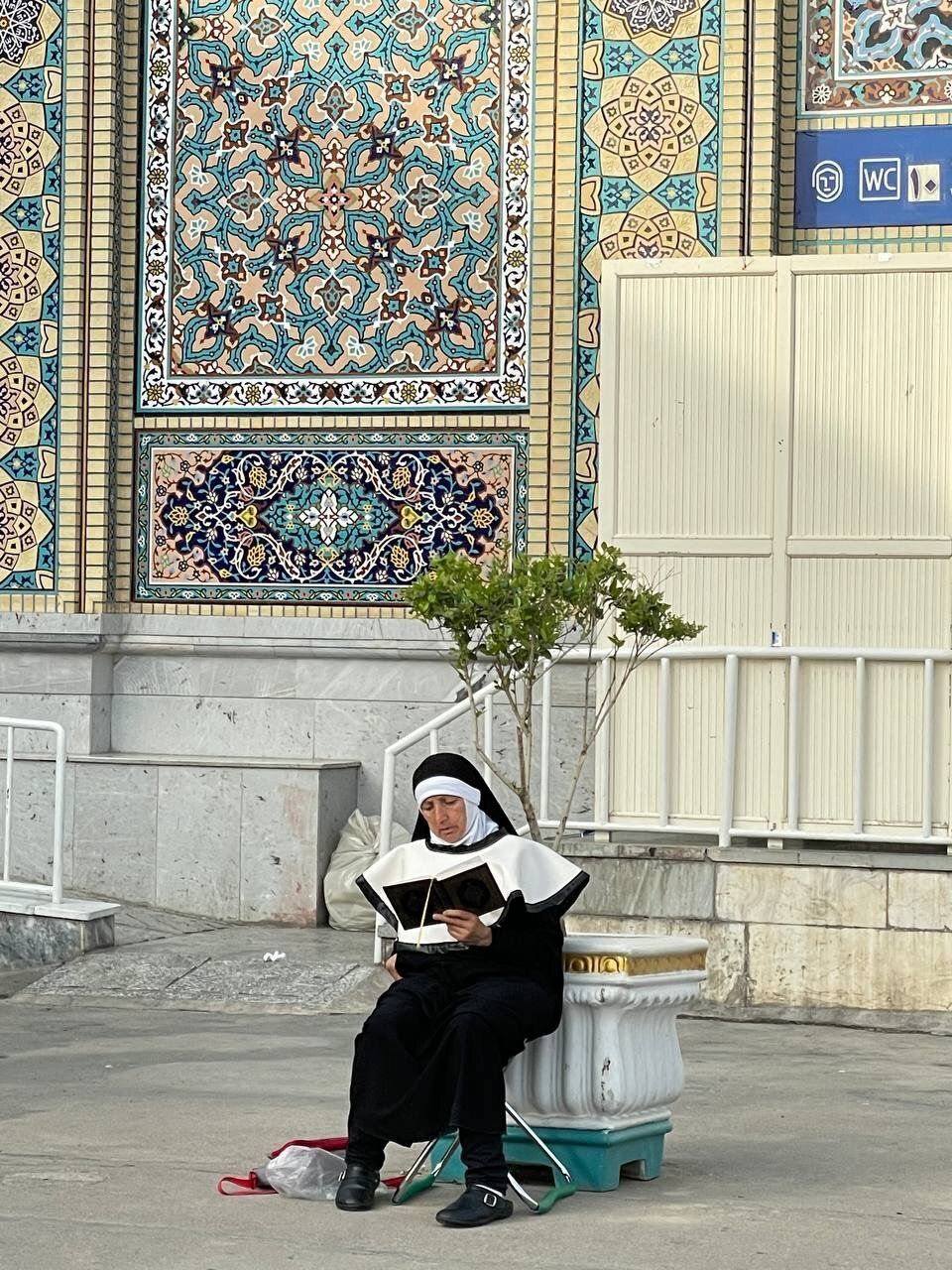 تصویر خبرساز یک راهبه‌ در حرم امام رضا