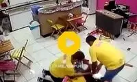 لحظه حمله شجاعانه پسر جوان به سارق مسلح
