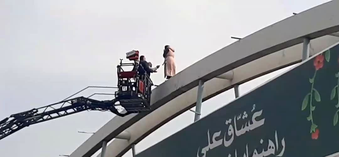ویدئو دلهره‌آور از اقدام به خودکشی یک زن در مشهد
