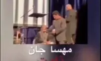 آغاز کنسرت همایون شجریان با عکس مهسا امینی