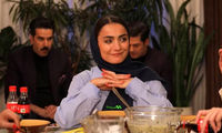 اعتراض السا فیروزآذر به پیاز خوردن زهرا داوودنژاد در شام ایرانی!