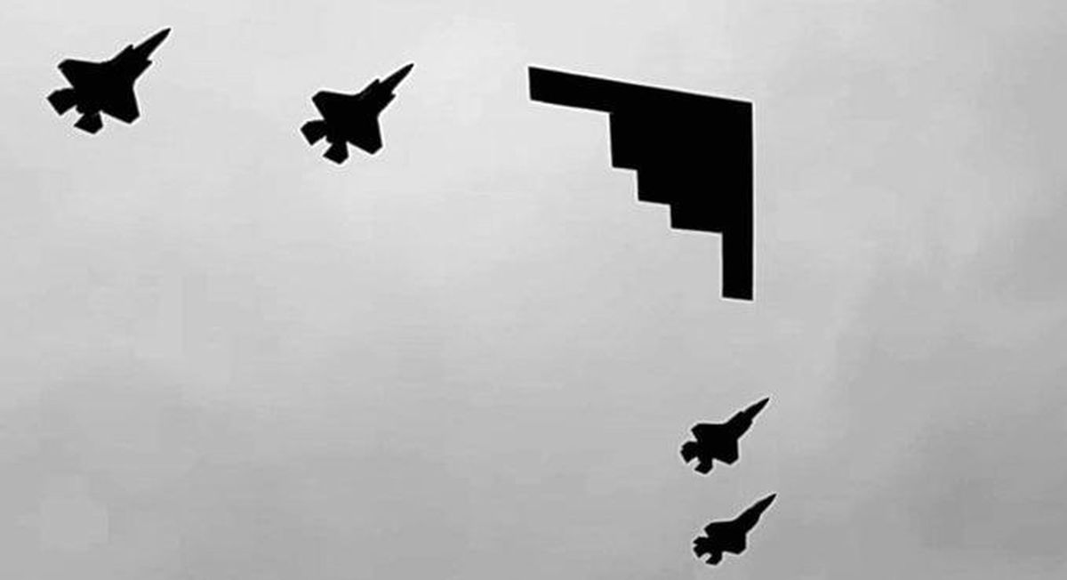 پرواز بمب‌افکن B-2 بر فراز پوتین و ترامپ