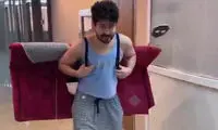 ویدئوی جنجالی از یک مرد با کنترل تلویزیون و مبل!