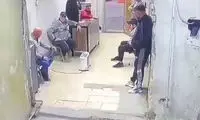 لحظه عجیب حمله یک سگ وحشی به چند مرد