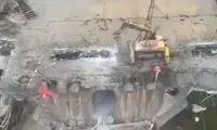ریزش ناگهانی یک پل؛ بیل مکانیکی در هوا معلق شد