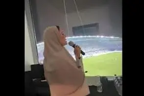 یک خانم در ورزشگاه العین توجه‌ها را به خود جلب کرد