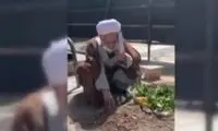 حضور روحانی سرشناس بر مزار همسرش