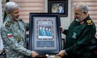 تابلویی که فرمانده کل ارتش به فرمانده کل سپاه هدیه کرد