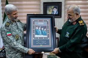 تابلویی که فرمانده کل ارتش به فرمانده کل سپاه هدیه کرد