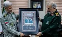 تابلویی که فرمانده کل ارتش به فرمانده کل سپاه هدیه کرد