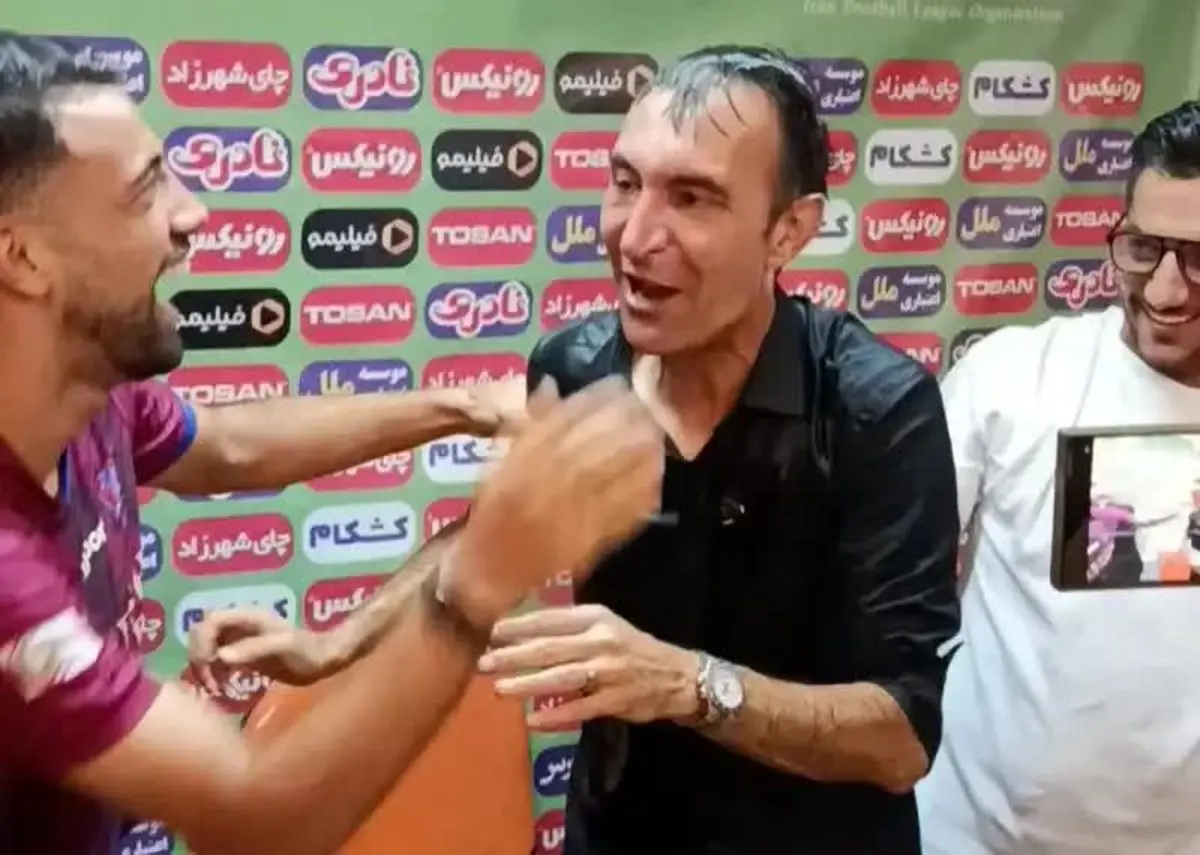 حمله آبی بازیکنان نساجی به رضا عنایتی