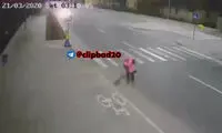 تصادف وحشتناک و شدید یک ماشین با یک پاکبان