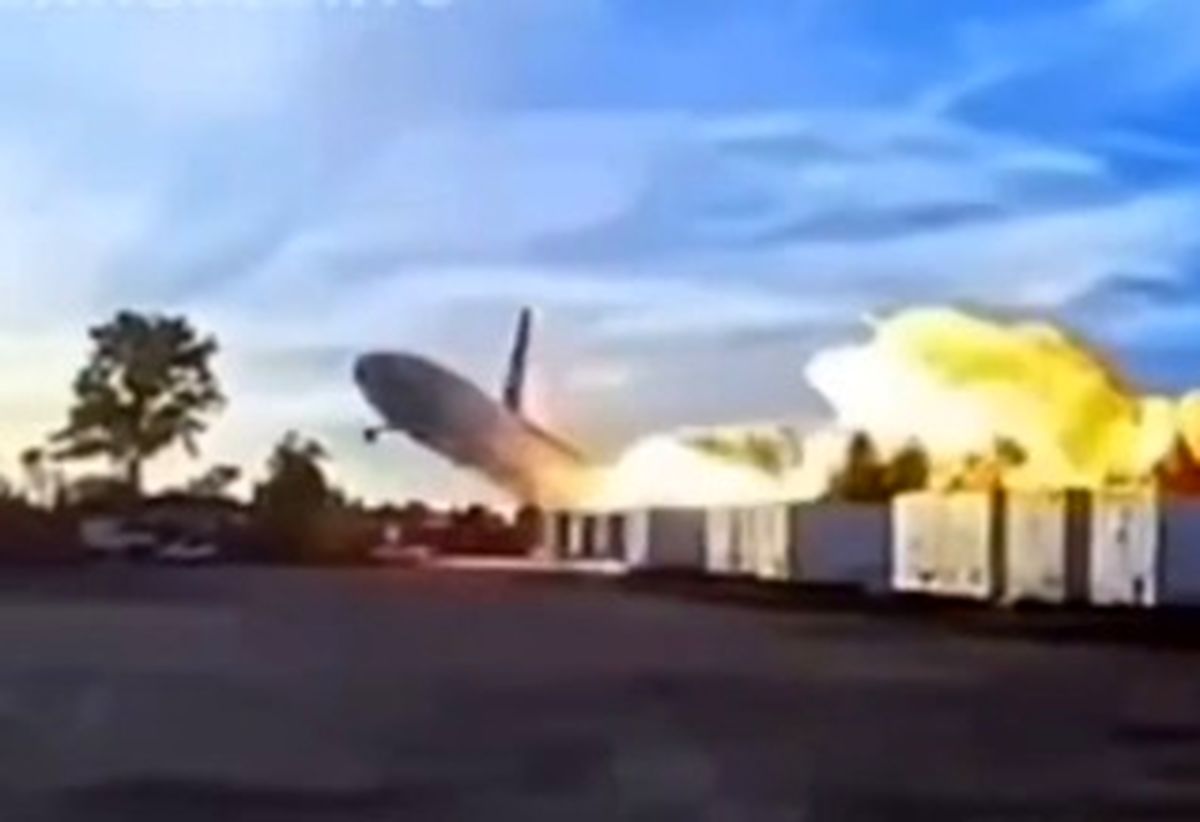 لحظه وحشتناک سقوط هواپیمای باری در آمریکا
