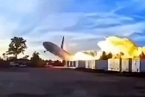 لحظه وحشتناک سقوط هواپیمای باری در آمریکا
