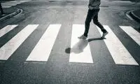 لحظه پریدن زن مقابل خودرو برای گرفتن خسارت!