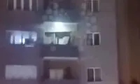 لحظه دلهره‌آور سقوط مرد جوان از طبقه ۶ برجی در تبریز
