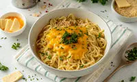 یک غذای سریع و خوشمزه با نودل و پنیر چدار