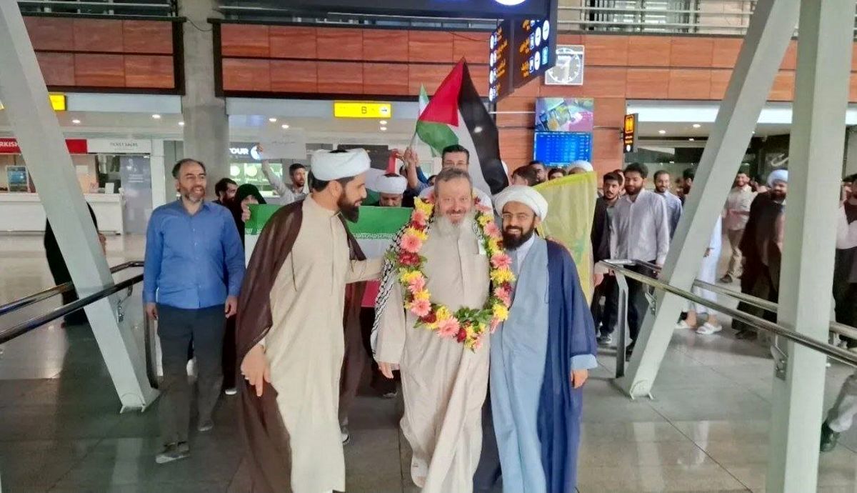   استقبال متفاوت یک دختر از حجت‌الاسلام قاسمیان در فرودگاه 
