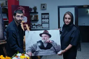 المیرا عبدی شمع یادبود پدرش را روشن کرد