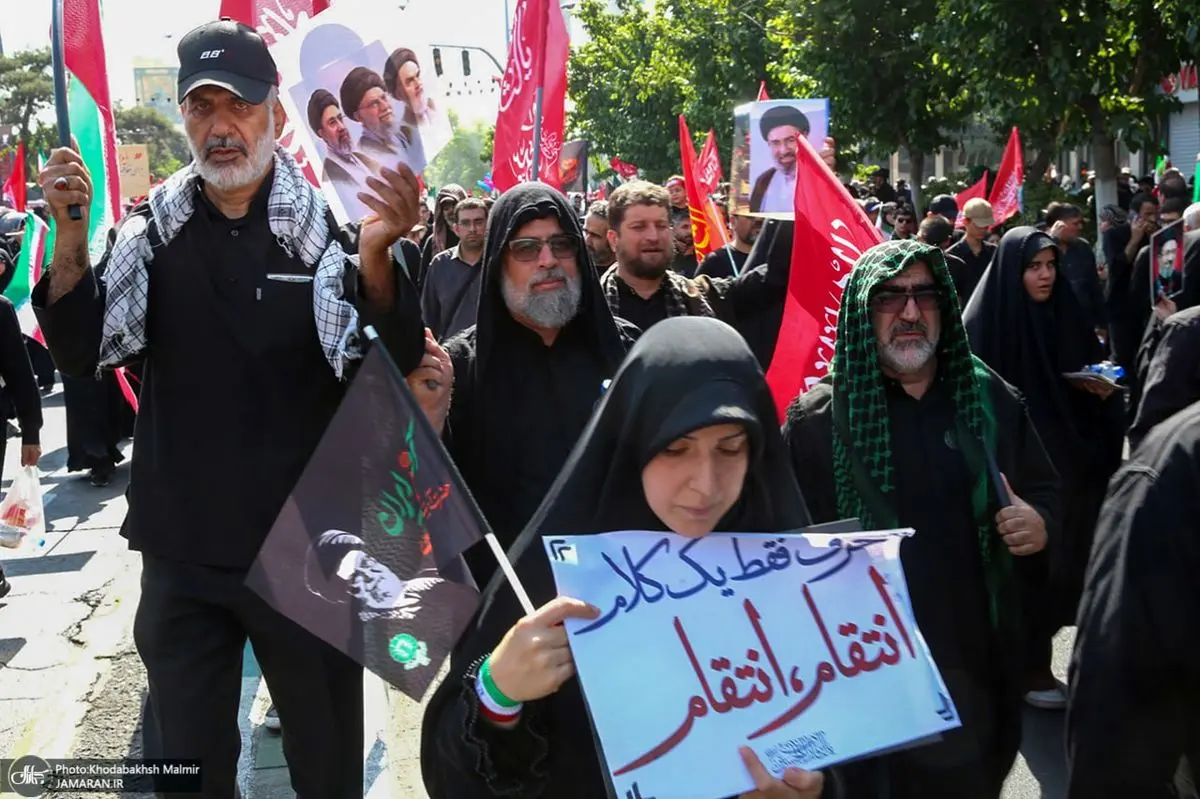 شعار علیه رضا پهلوی در مراسم وداع با رهبر انقلاب