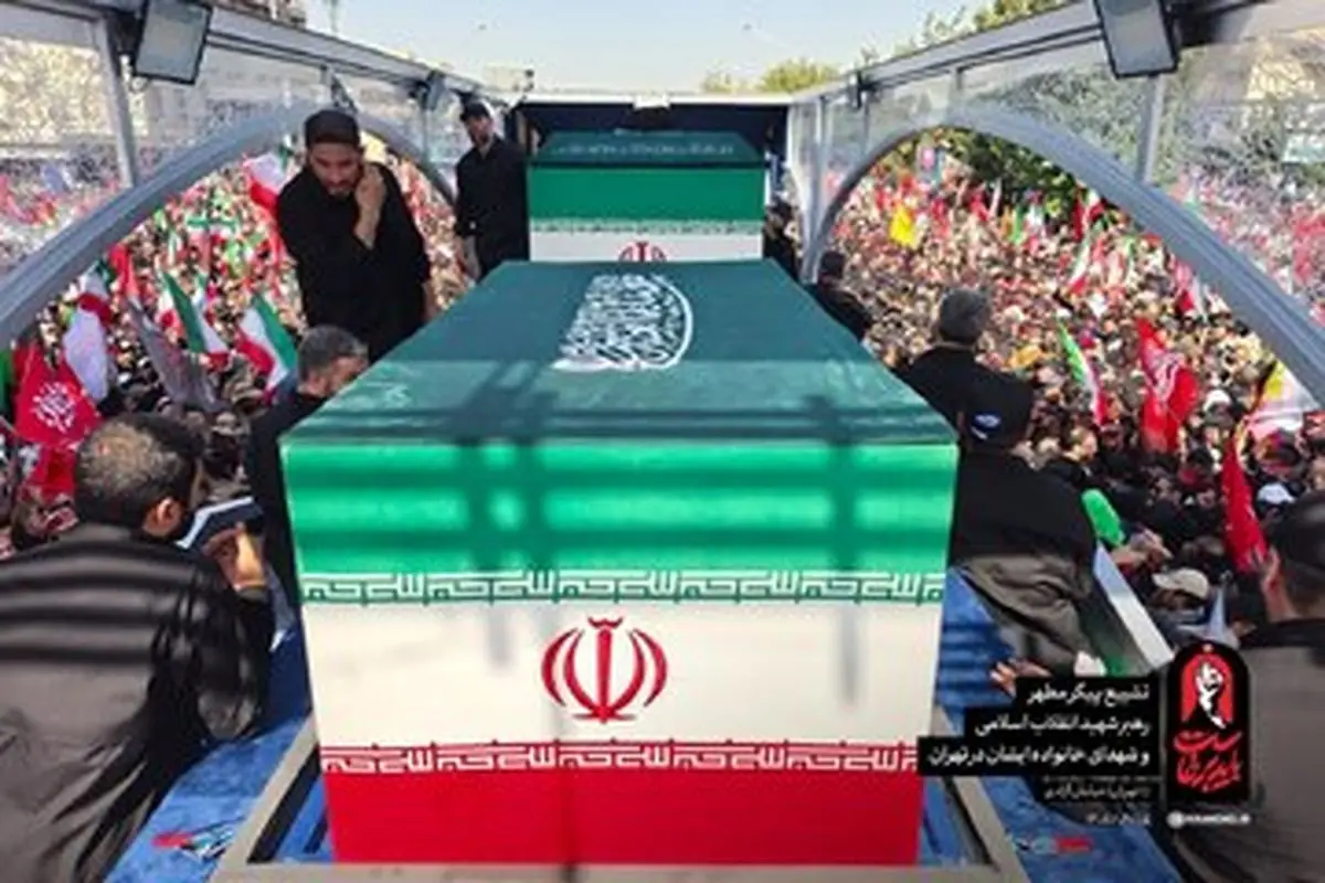 پیکر رهبر شهید وارد میدان آزادی شد