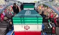 پیکر رهبر شهید وارد میدان آزادی شد