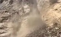 لحظه ریزش ترسناک کوه در اتوبان قزوین - رشت