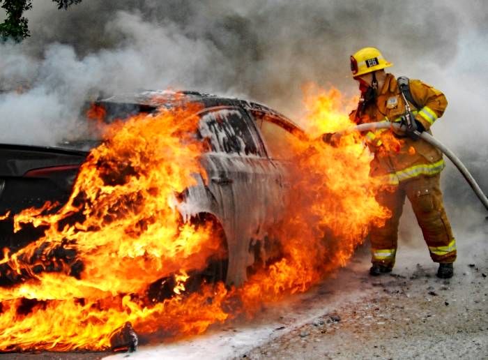 آتش گرفتن وحشتناک ماشین هنگام بنزین زدن