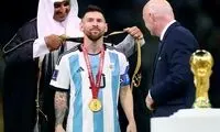 اینجا عمامه‌پرانی می‌کنند، آنجا عبا به تن مسی می‌کنند